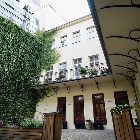 Truhlarska 4 * Praag